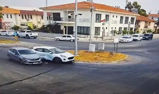 Otomobiller kavşakta çarpıştı, kaza anı güvenlik kamerasına yansıdı:1 yaralı