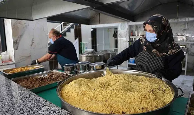 Dekanından doktoruna, iş insanından öğretmenine hepsi el ele verdi: 300 ihtiyaç sahibine her gün sıcak yemek