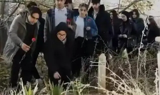 Okuldan kaçıp, depremde ölen öğretmenlerini andılar
