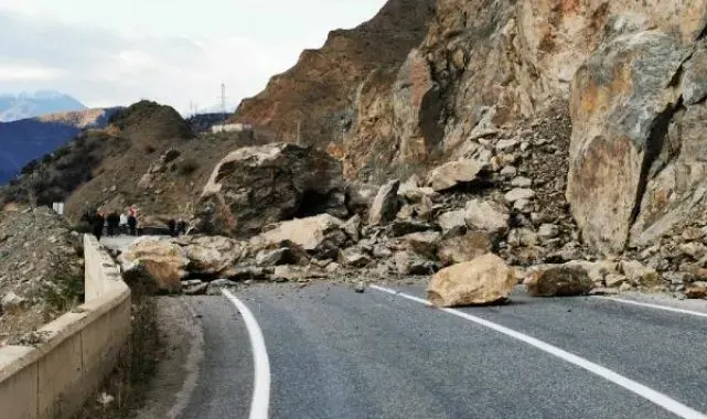 Artvin'de heyelan; kayalar kara yoluna düştü