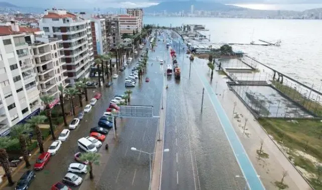 İzmir'de şiddetli yağış ve fırtına; tsunami etkisi yarattı