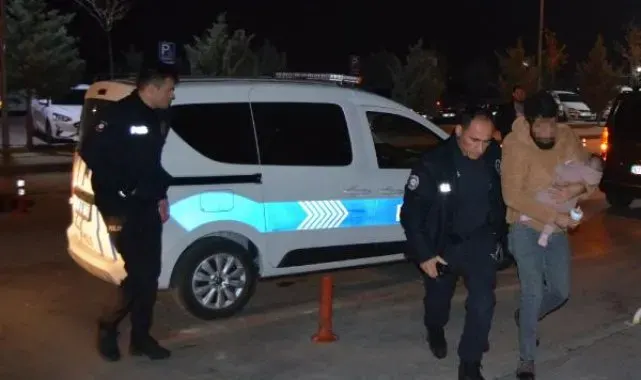 Eşini bıçaklayan şüphelinin gözaltına alınırken kucağındaki bebek, devlet korumasında