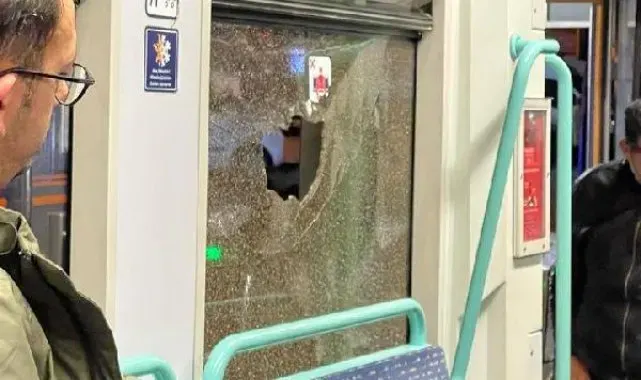 Zeytinburnu'nda tramvaya taşlı saldırı