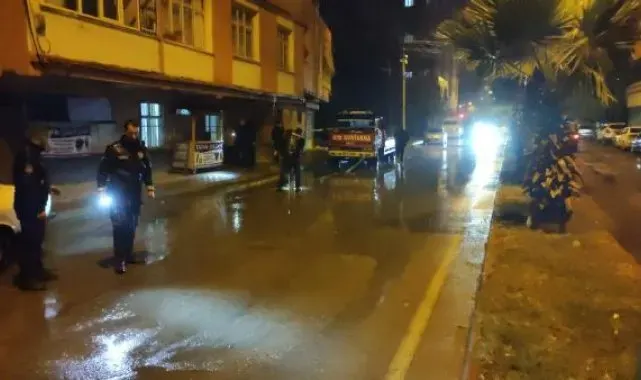 Tartışan iki grubu seyrederken, 'Ne bakıyorsun' denilerek tabancayla vuruldu