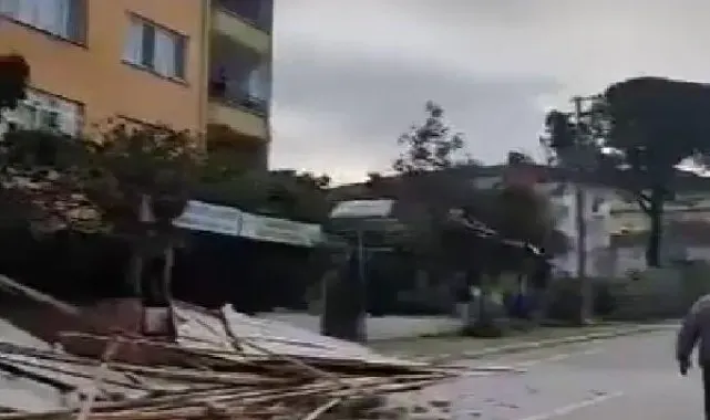 Yalova'da fırtınanın savurduğu çatı 2 kişiye çarptı