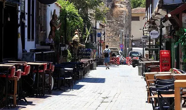 Hava kararınca nüfusunun 100 katını ağırlıyor