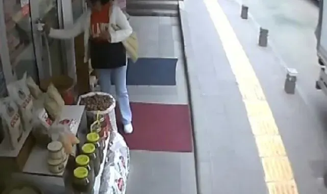 Kapalı dükkanın önünden aldığı süpürgenin parasını göndermek için not bıraktı