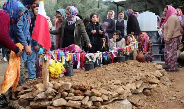Madendeki göçükte ölen oğlunun mezarına kapanıp gözyaşı döktü