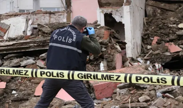 GÜNCELLEME - Edirne'de metruk binanın çökmesi sonucu enkaz altında kalan kişilerden biri öldü