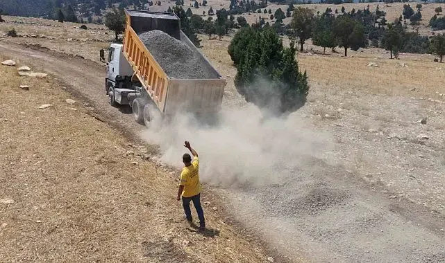 Tarsus'ta kırsal mahallelerde yol çalışmaları sürüyor