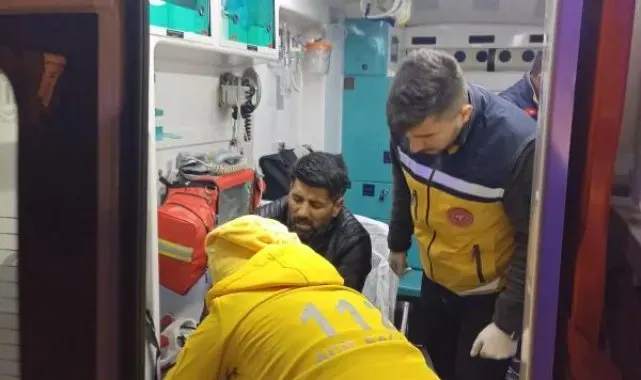 3 saatlik çalışma ile köy yolu açıldı; ayağı kırılan hastaya ulaşıldı