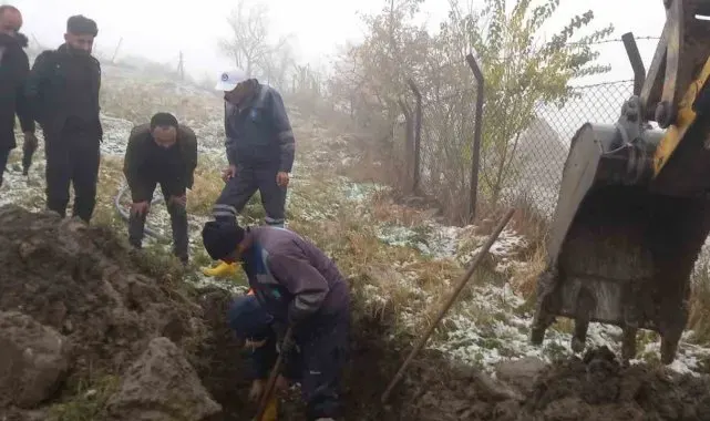 Belediye ekipleri olumsuz hava şartlarına rağmen arızaları gideriyor