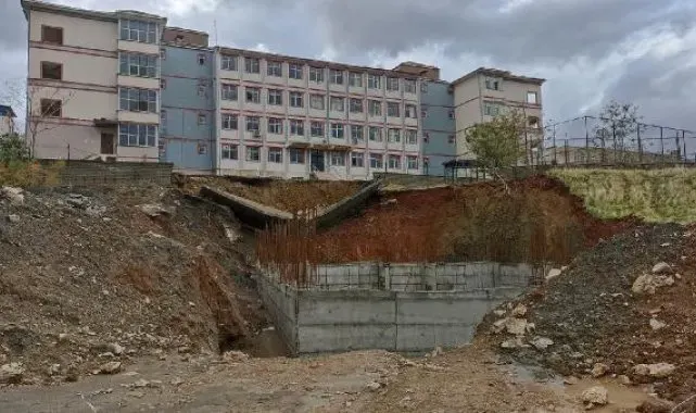 Sason'da okulun istinat duvarı yıkıldı
