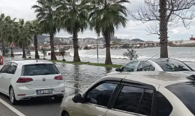 Dev dalgalar, Karadeniz Sahil Yolu'na ulaştı