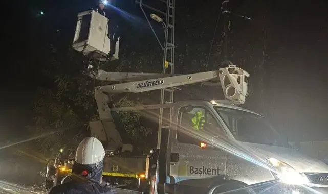 Başkent EDAŞ, fırtınanın enerji hatlarına zarar verdiği Zonguldak'ta çalışmalarını sürdürdü