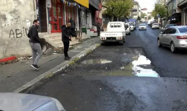 Avcılar'da park engeline takılan yol asfaltsız kaldı