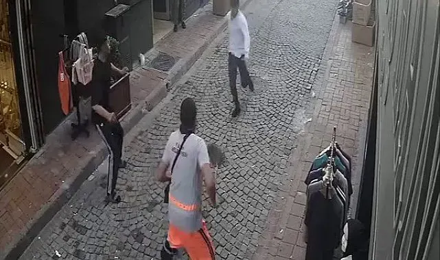 Fatih'te tramvayda telefon çaldıktan sonra kaçan hırsıza, temizlik personelinden süpürgeli müdahale kamerada