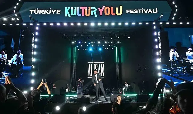Alişan, Nevşehir Kültür Yolu Festivali'nde sahne aldı