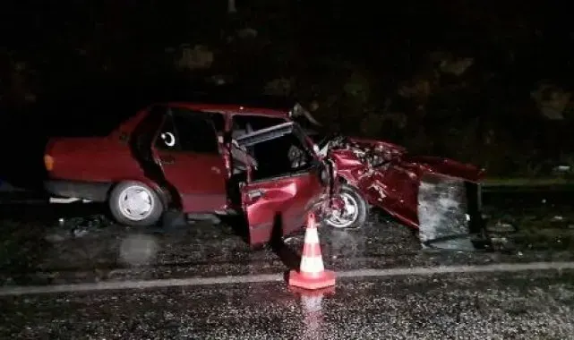 İzmir'de otomobiller çarpıştı; belediye personeli öldü, sürücü ağır yaralı