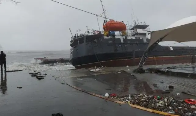 Zonguldak'ta sağanak ve fırtına; gemi karaya oturdu, cezaevi boşaltılıyor