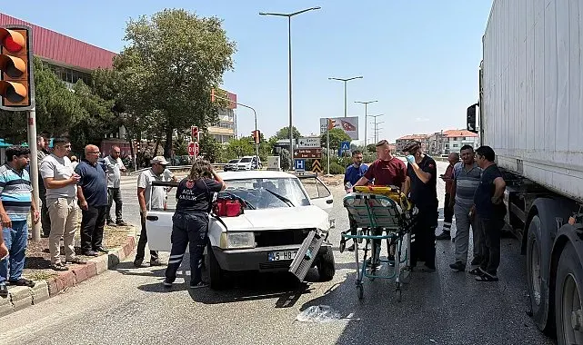 Otomobil ile tır kavşakta çarpıştı: 1 yaralı