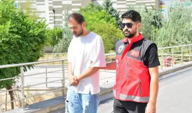 Kocatepe Camisi'nde tepki çeken fotoğraflar davasında 2 sanığa beraat