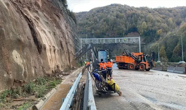 Heyelan riski nedeniyle ulaşıma kapatılan Bolu Dağı Tüneli İstanbul istikametinde çalışma yürütülüyor