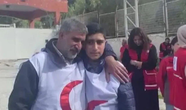 Depremde ailesini kaybeden Suriyeli Ahmed, ülkesindeki babası ile sınırda bir araya geldi