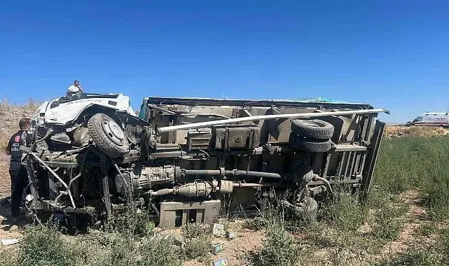 Traktörle çarpışan kamyonet yan yattı