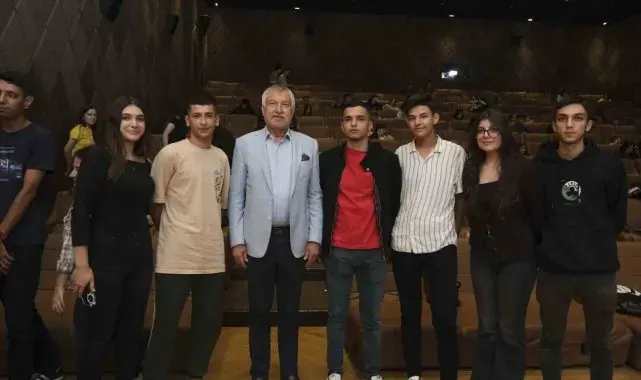 Gençler, Büyükşehir'in sponsorluğunda Atatürk filmini izledi