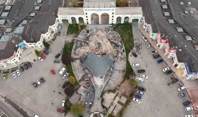 Kütahya Kervansarayı ile Çiniciler Çarşısının önünü kapatan balık restoran yıkıldı