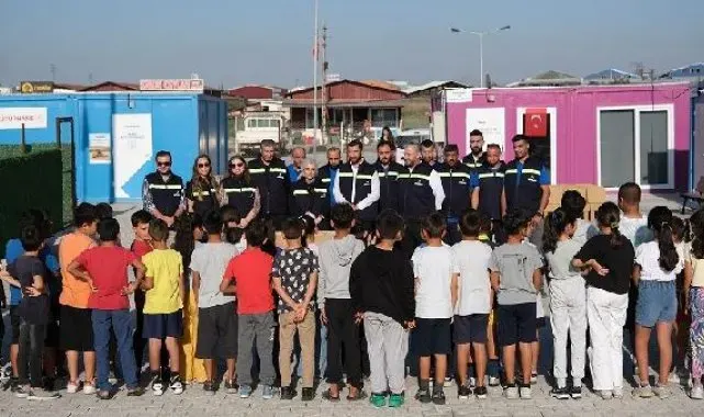 Hatay'daki öğrencilere mukavvadan sıra ve sandalye hediye edildi