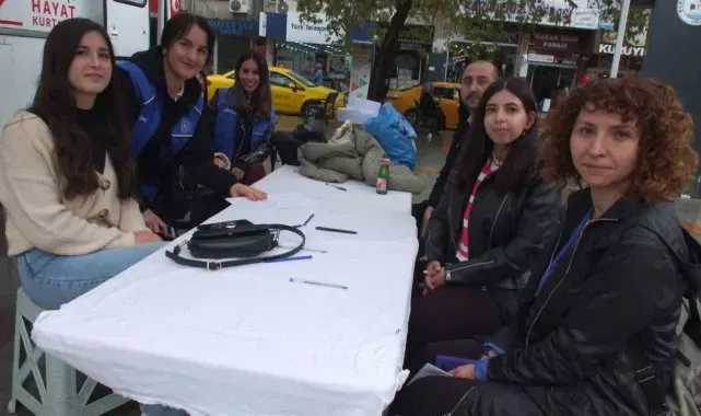 Burhaniye'de üniversiteliler kan bağışında bulundu