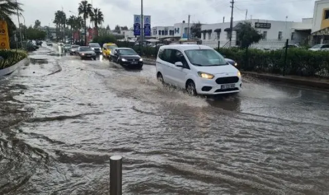 Bodrum'da sağanak yağmur; cadde ve sokaklar nehre döndü