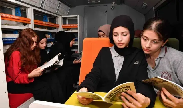 Kitobüs, okuma alışkanlığı kazandırmak amacıyla kenti geziyor