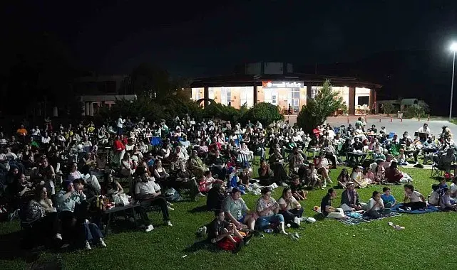 Sinema geceleri renkli görüntülerle sona erdi
