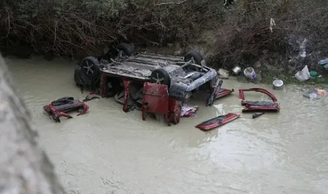 Hafif ticari araç Gediz Nehri'ne uçtu: 3 ölü