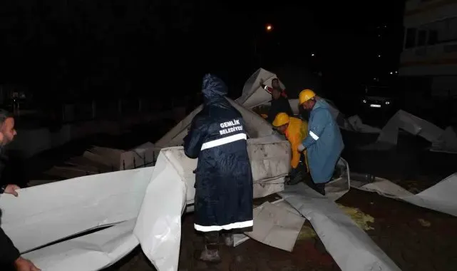 Çatısı uçan okula belediye ekiplerinden anında müdahale