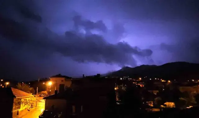 Balıkesir'de gece boyu çakan şimşek ve yıldırımlar gökyüzünü aydınlattı