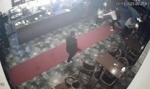 Konserde rahatsızlık verdiği için dışarı çıkarılınca mekana ateş açmış