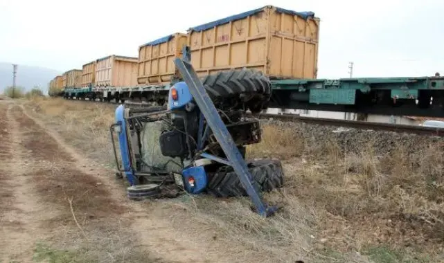 Hemzemin geçitte tren, traktöre çarptı: 1 ölü, 1 yaralı