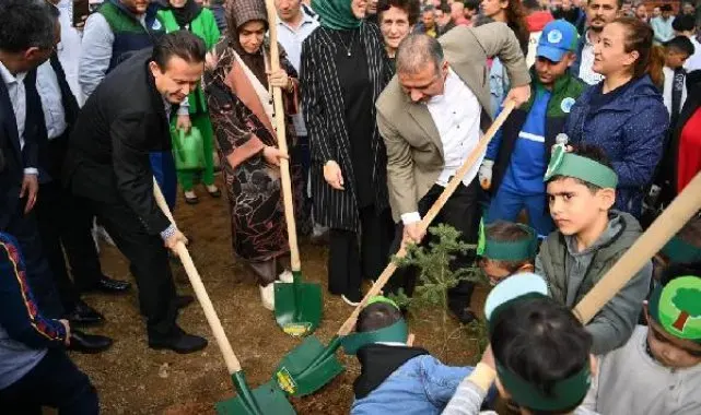 Milli Ağaçlandırma Günü'nde Tuzla'da 3 bin 300 fidan toprakla buluşturuldu