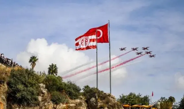 Türk Yıldızları'ndan Antalya'da gösteri