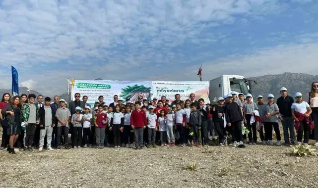 Buharkent'te ağaç fidanları toprakla buluştu