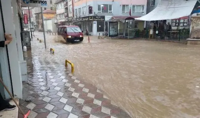 Edremit'te 5 dakikalık sağanak, caddeyi dereye çevirdi