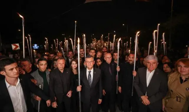Özgür Özel, 'Ata'ya Saygı Zinciri'ne katılıp, Anıtkabir'i ziyaret etti