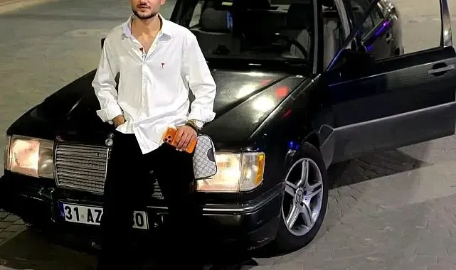 Otomobile ok gibi saplanan motosikletin sürücüsü hafif ticari aracın altında kalarak can verdiği kaza kamerada