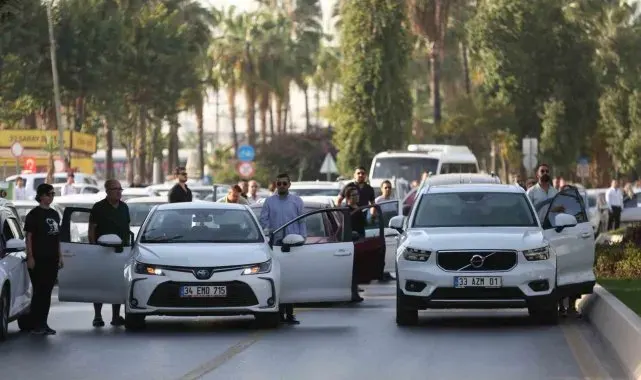 Mersin'de hayat Türkiye Cumhuriyeti'nin kurucusu Gazi Mustafa Kemal Atatürk için 1 dakika durdu