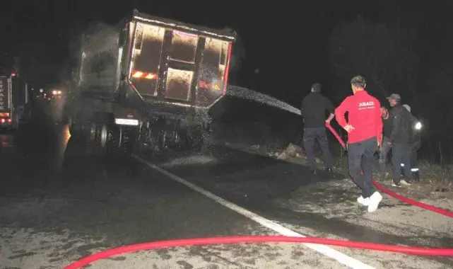 Hisarcık'ta seyir halindeki kamyonun tekerleği patlayıp alev aldı
