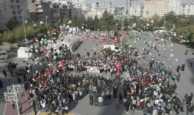 İsrail saldırılarında hayatını kaybeden Filistinli çocuklar için gökyüzüne balon bıraktılar